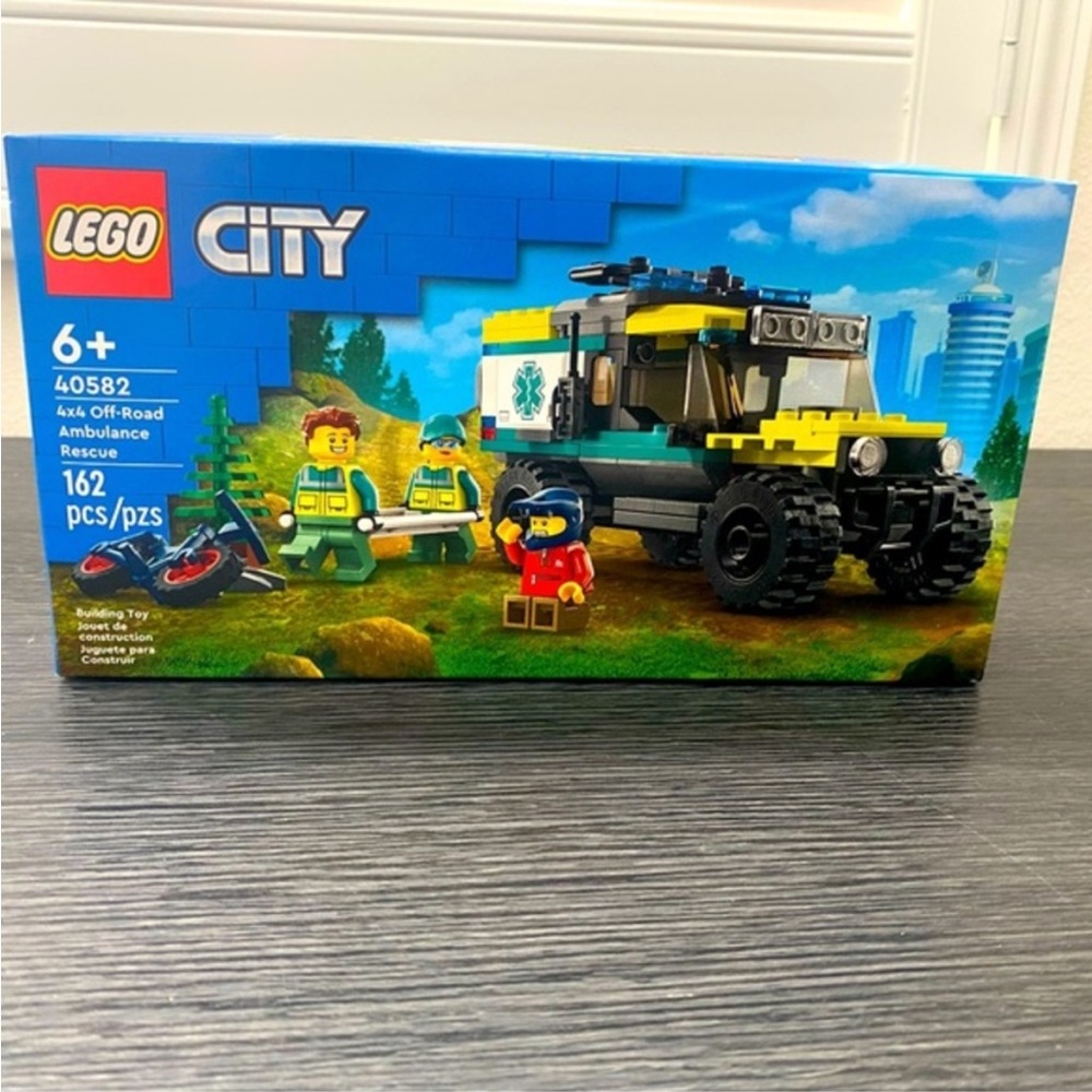 🆕 RETIRED Lego City 4x4 Off
Road Ambulance Rescue Car Toy
Minifigure Set 40582